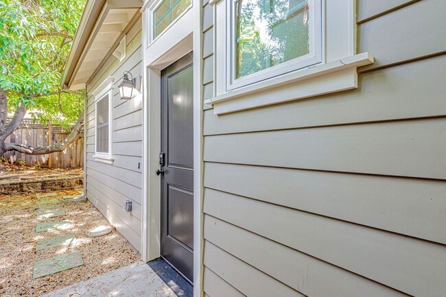 Building Photo - 1545 Laurel Pl