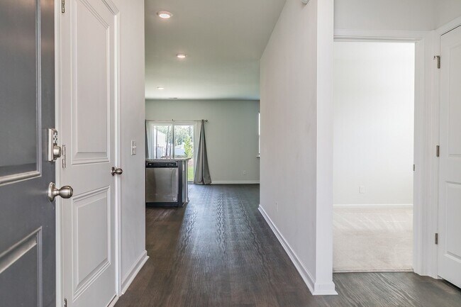 Building Photo - 3 Bedroom / 2 Bath for Rent in Cypress Ridge