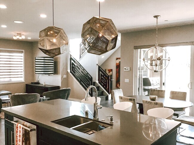 Foto del edificio - Civita/Apex- Luxury Detached 3BR 3.5BA + B...