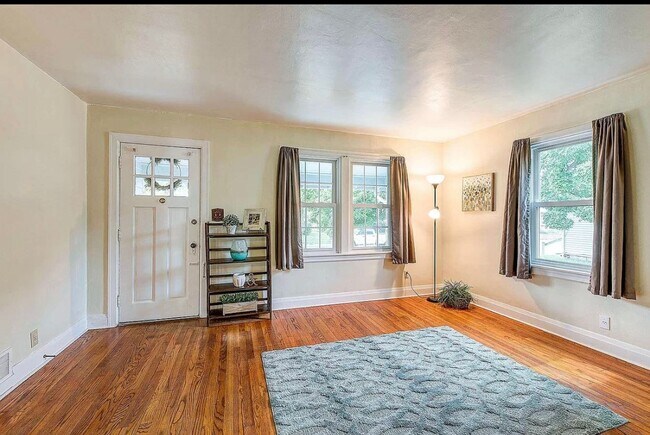 Building Photo - 2 bed, 1bath home, 1 car garage