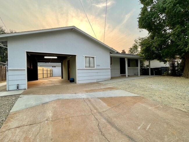 Building Photo - SPACIOUS 3 BED 2 BED SINGLE FAMILY HOME AW...