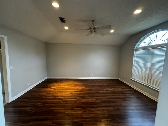 Building Photo - House for Rent