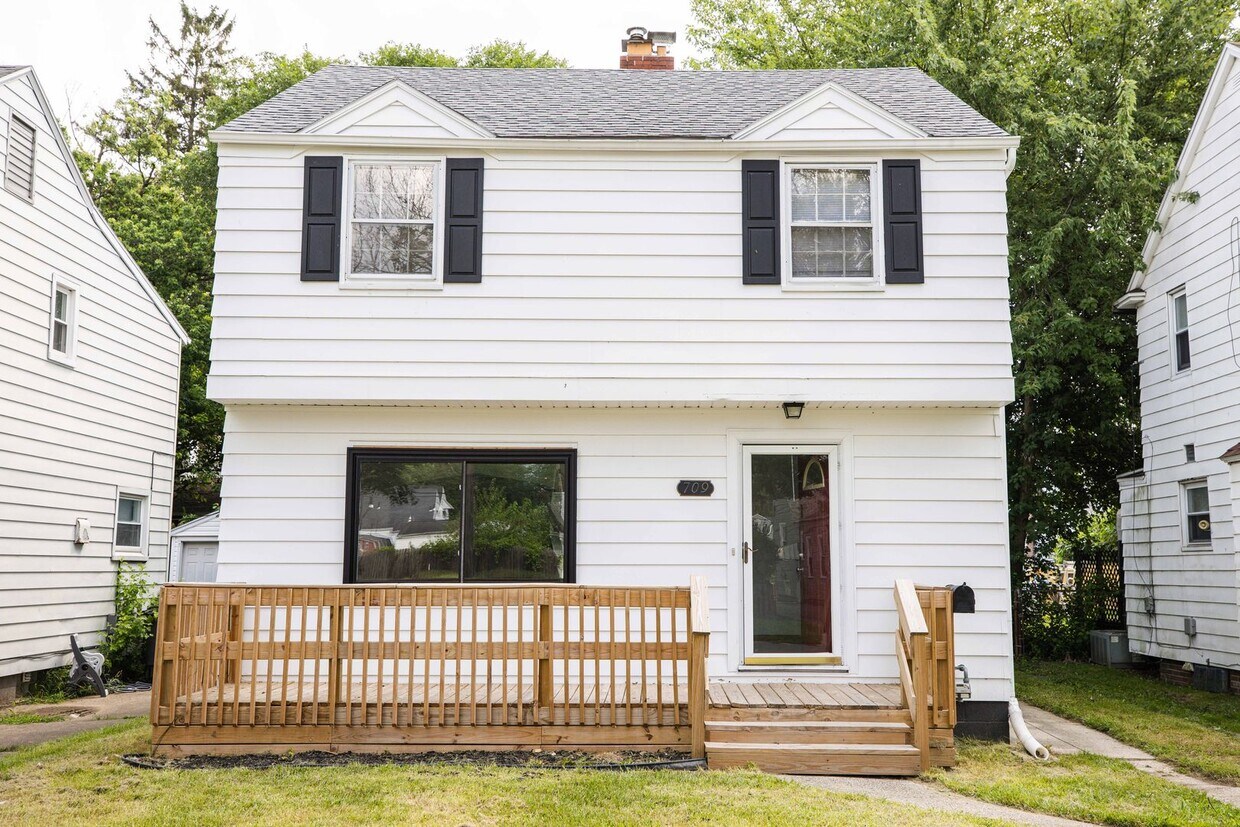 Foto principal - Beautiful three bedroom home with fenced i...