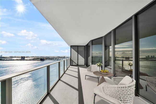 Foto del edificio - 700 NE 24th St