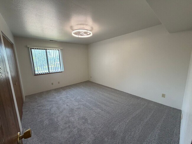 Foto del edificio - Top floor (3rd floor) 1 bedroom 1 bath with Private Balcony