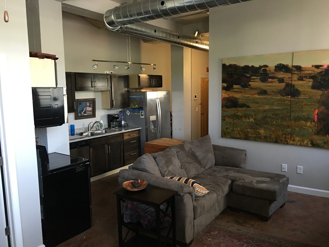 Foto principal - 402 E 4th St