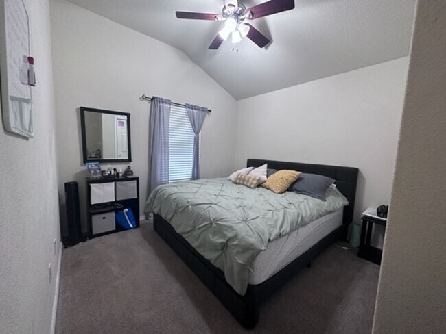 Foto del edificio - Beautiful & Well-Maintained 3 Bedroom, 2 B...