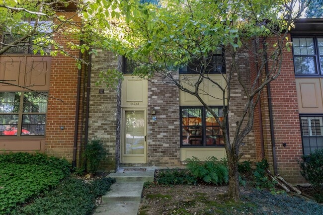 Building Photo - Beautiful 3 Bed 3.5 Bath Brick Interior To...