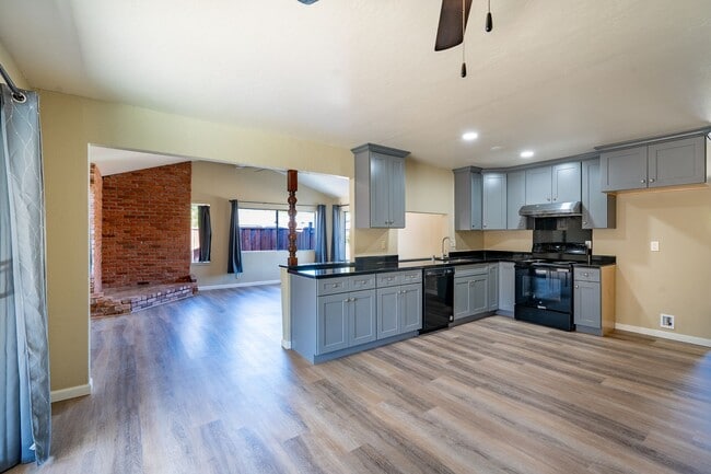Building Photo - 1525 Jasmine Way