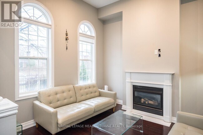 Photo du bâtiment - 3486 Eglinton Ave W