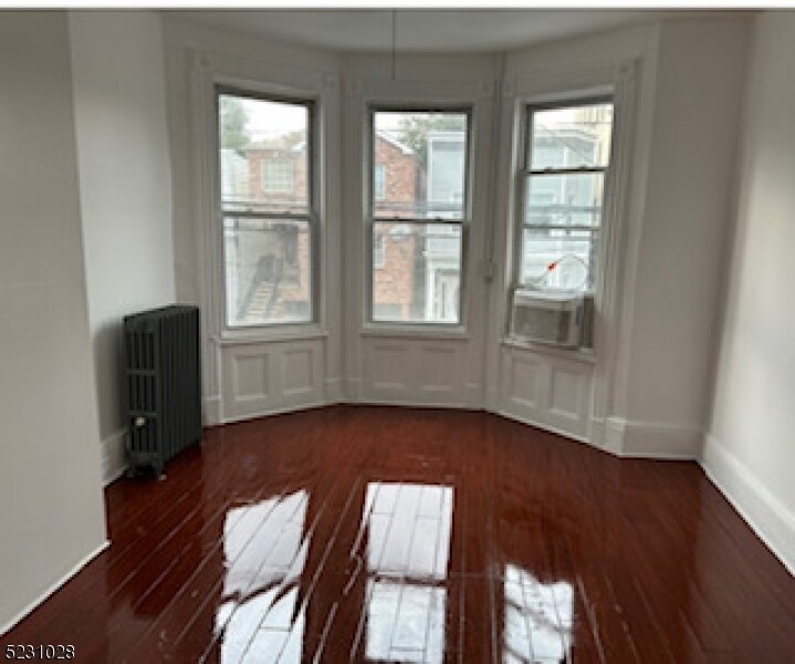 Foto principal - 319 59th St
