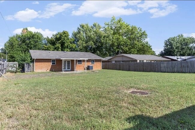 Photo - 700 Claremont Dr House