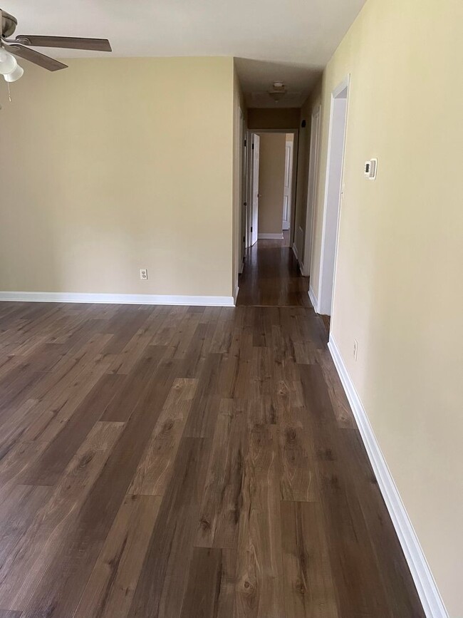 Foto del edificio - Charming Three Bedroom Brick Ranch in Colu...