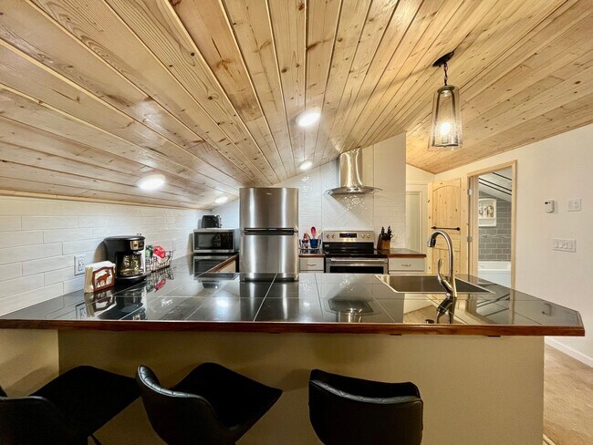 Foto del edificio - Beautiful efficiency apartment with balcony near UAF