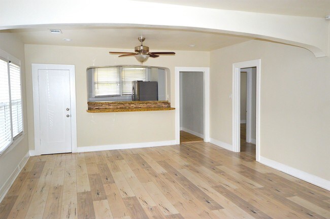 Foto del edificio - 1416 E 8th St