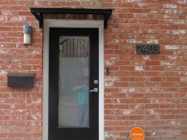 Building Photo - Close to downtown & entertainment - Montro...