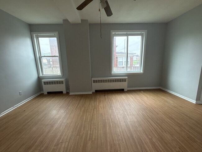 Foto del edificio - 712 Russellwood Ave