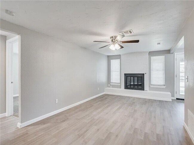 Building Photo - Beautiful 3 Bed 2 Bath Home in Heart Of Mo...