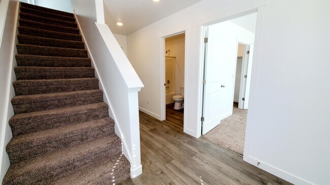 Building Photo - 1043 E Batten Ct