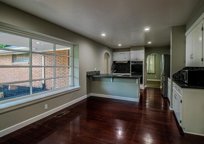 Foto del edificio - 3225 Elmwood Ave
