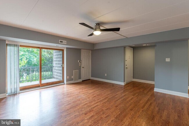 Foto del edificio - 235 E Village Rd