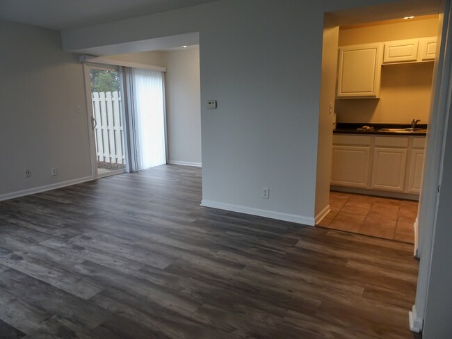 Building Photo - 9 Fernwood Dr