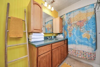 Building Photo - 17018 Water Oak Dr