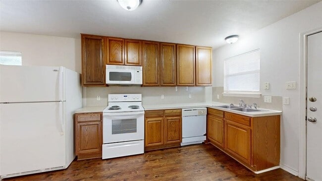 Photo - 1915 Pine Tree Dr Apartment