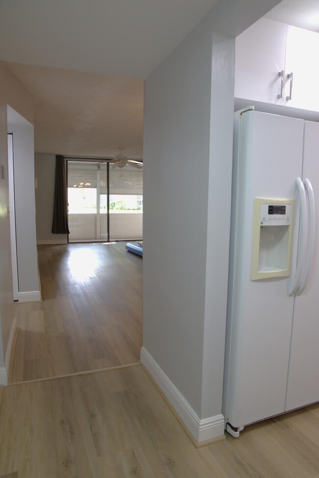 Building Photo - 2851 Somerset Dr