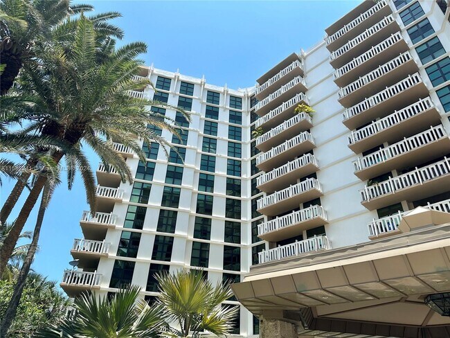 Foto del edificio - 1111 Crandon Blvd
