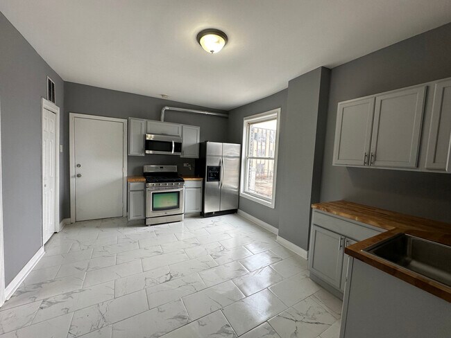 Building Photo - 423 N Lawndale Ave
