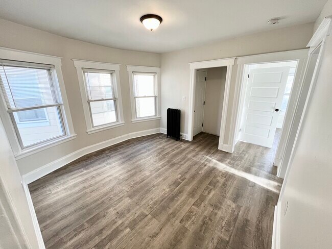 Building Photo - 18 Oak Pl