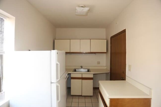Building Photo - 838 W Cornelia Ave
