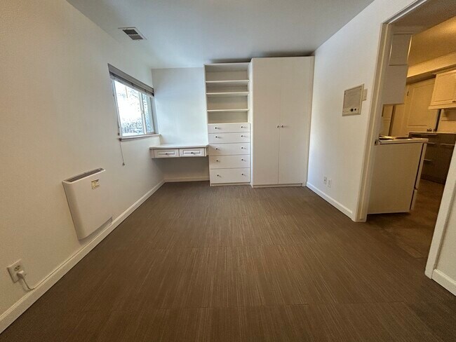 Foto del dormitorio 3 de 3 - 6555 W 10th Pl