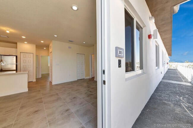 Foto del edificio - 10295 NW 64th Terrace