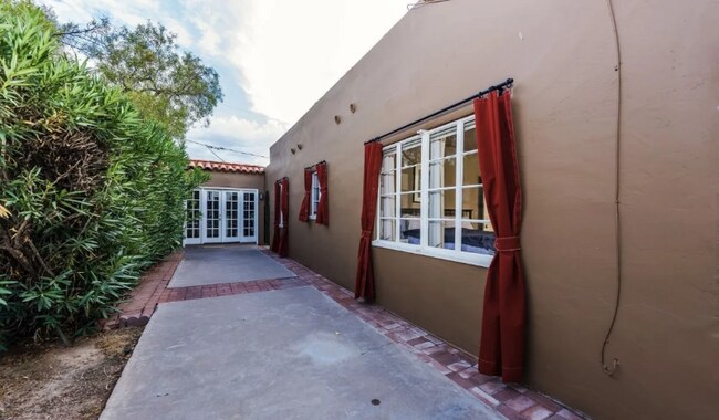 Building Photo - 1629 W Wilshire Dr