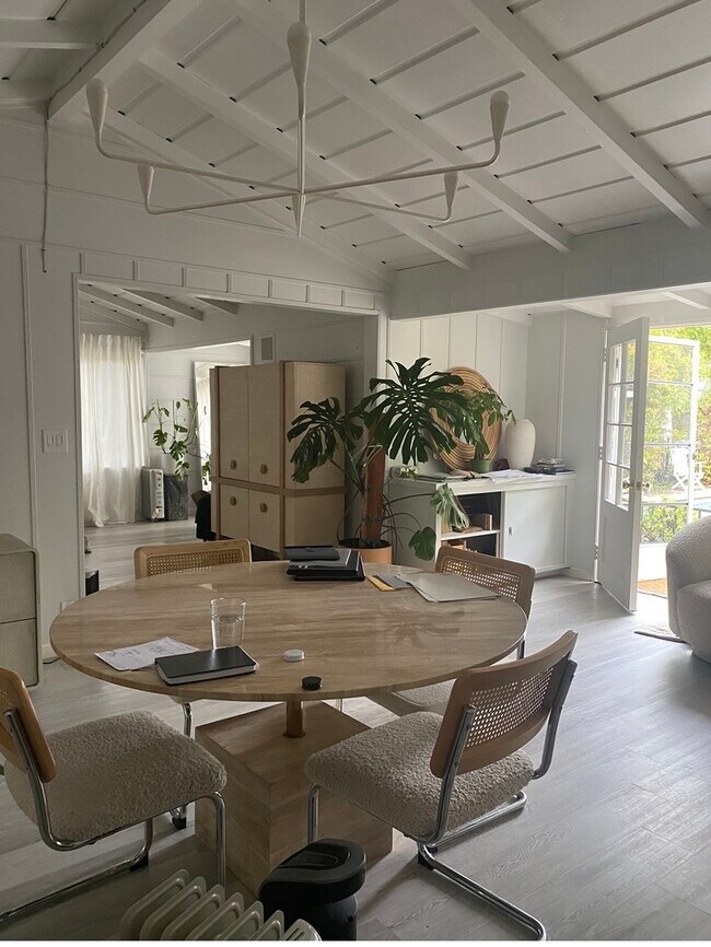 Foto del edificio - 15700 Dickens St