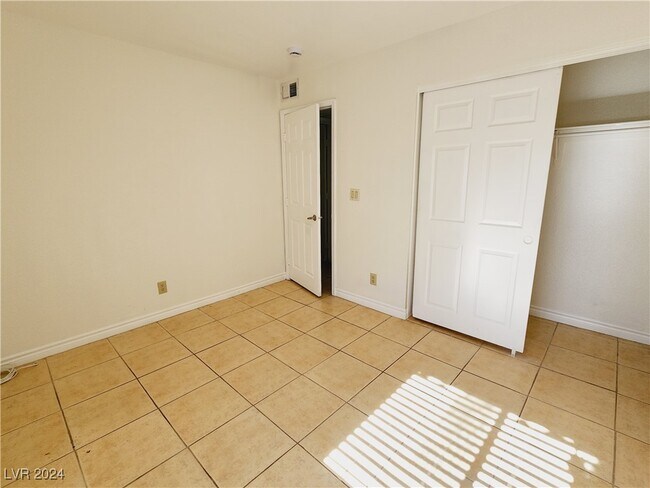 Building Photo - 5265 Indian River Dr