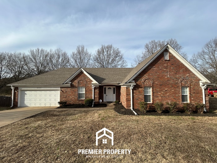 Spacious 3BR Memphis Home with Vaulted Ceilings, Fireplace, Deck & 2-Car Garage - Spacious 3BR Memphis Home with Vaulted Ceilings, Fireplace, Deck & 2-Car Garage