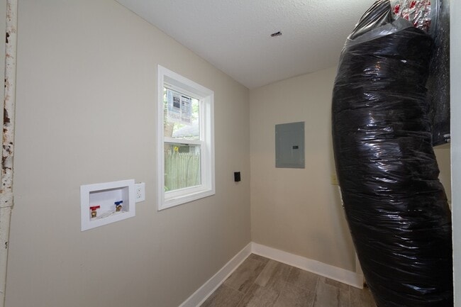 Foto del edificio - Completely remodeled 3 bed 1 bath home ready for a new tenant. Apply today and get approved for a...