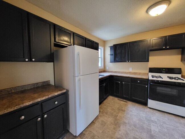 Foto del edificio - 4 Bedroom, 2 bathroom home!