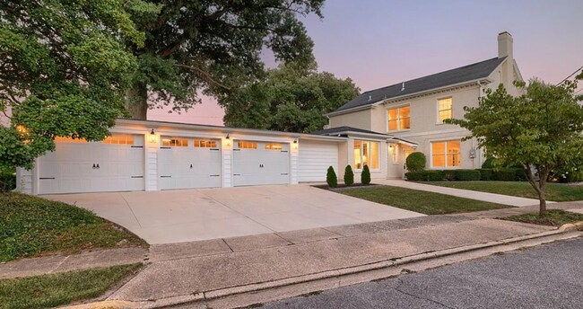 Foto del edificio - Spacious 5-Bedroom Home with Luxury Finish...