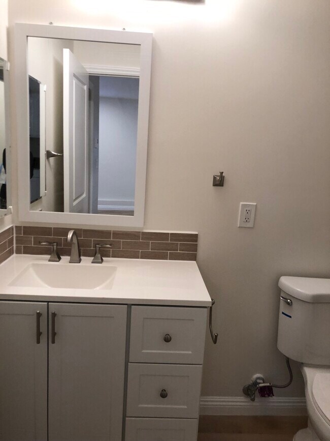 Baño - 15118 Weddington St
