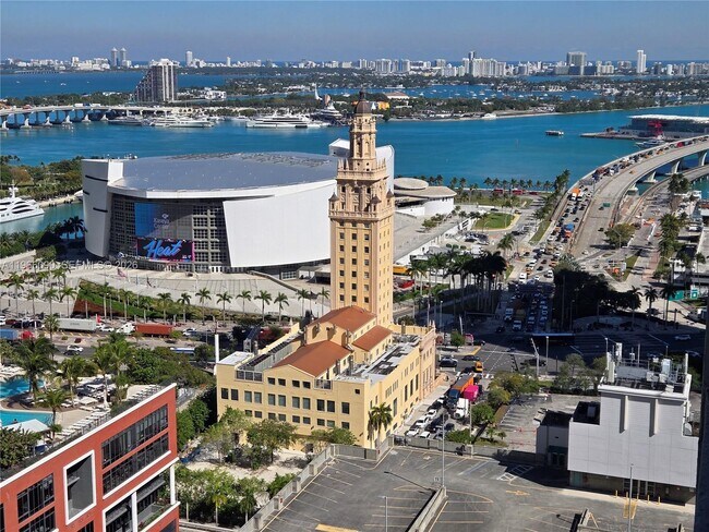 Building Photo - 121 NE 5th St