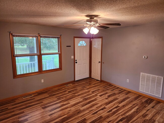 Building Photo - Single Family 3 BR, 2 Bath Rental House in...