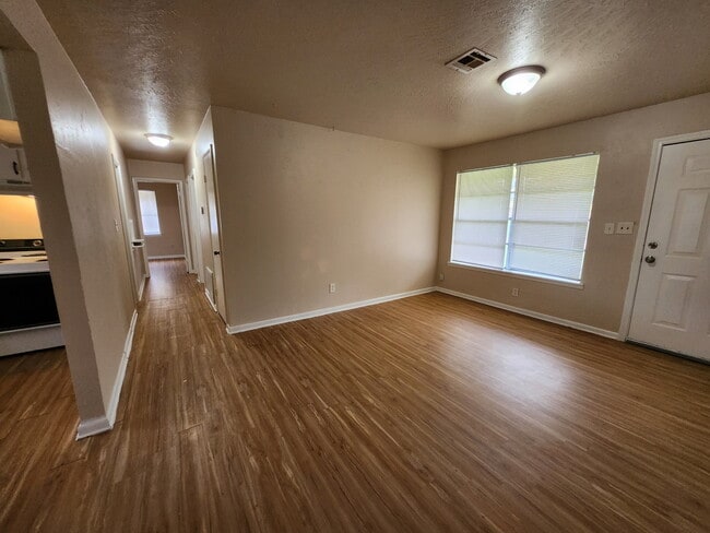 Building Photo - 729 Hedge Dr