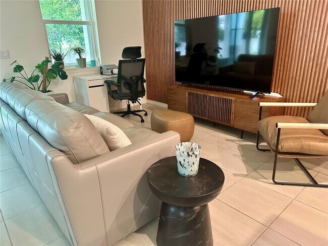 Foto del edificio - 4545 Small Creek Rd