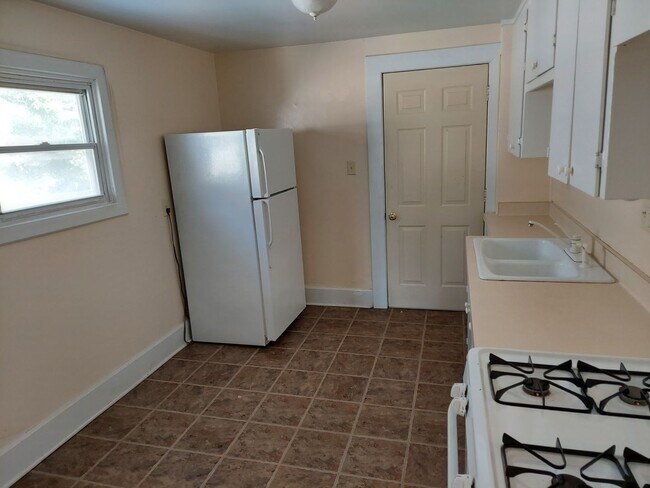 Building Photo - Location Location! Spacious 1 Bedroom + De...