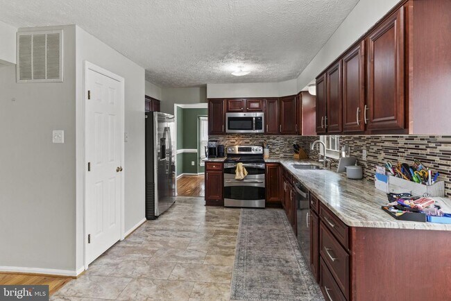 Foto del edificio - 6018 River Birch Ct