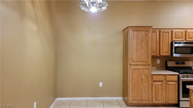 Building Photo - 2305 W Horizon Ridge Pkwy